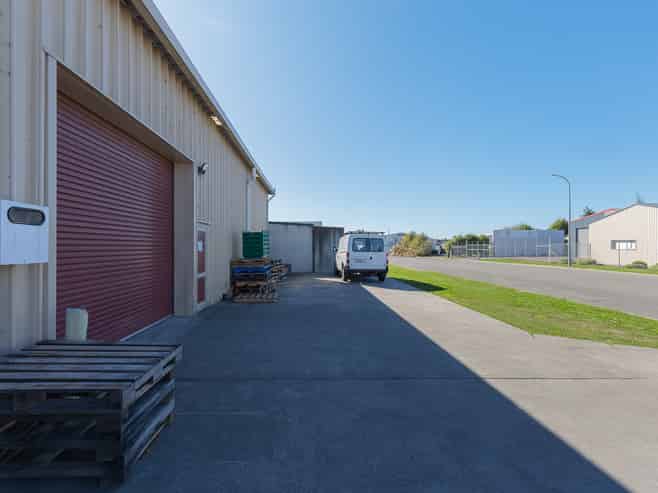 Versatile Unit with Mezzanine & Yard Space