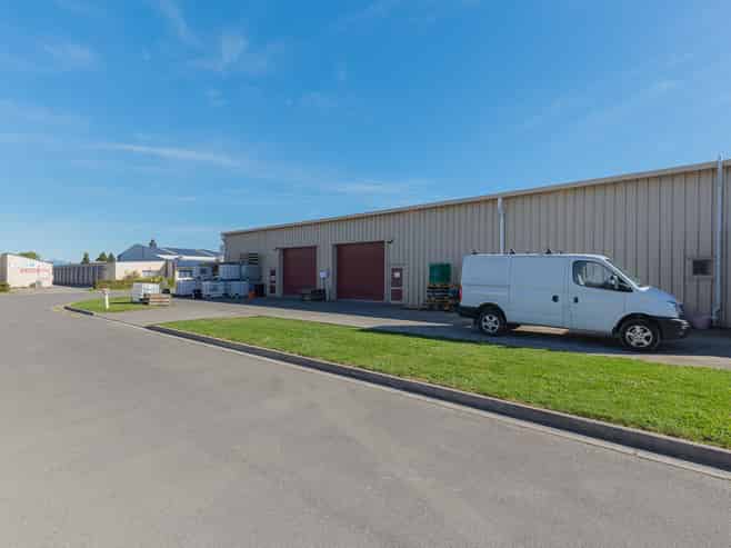 Versatile Unit with Mezzanine & Yard Space
