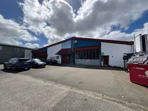 Centrally located warehouse with office amenities