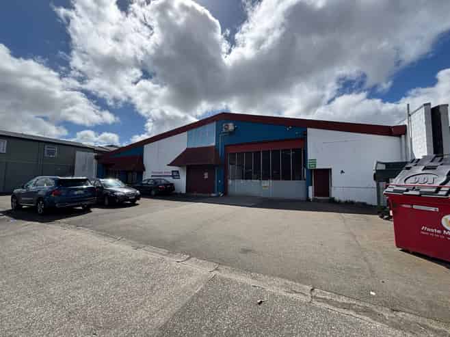 Centrally located warehouse with office amenities