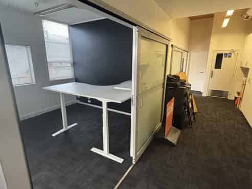 Main road retail/office opportunity