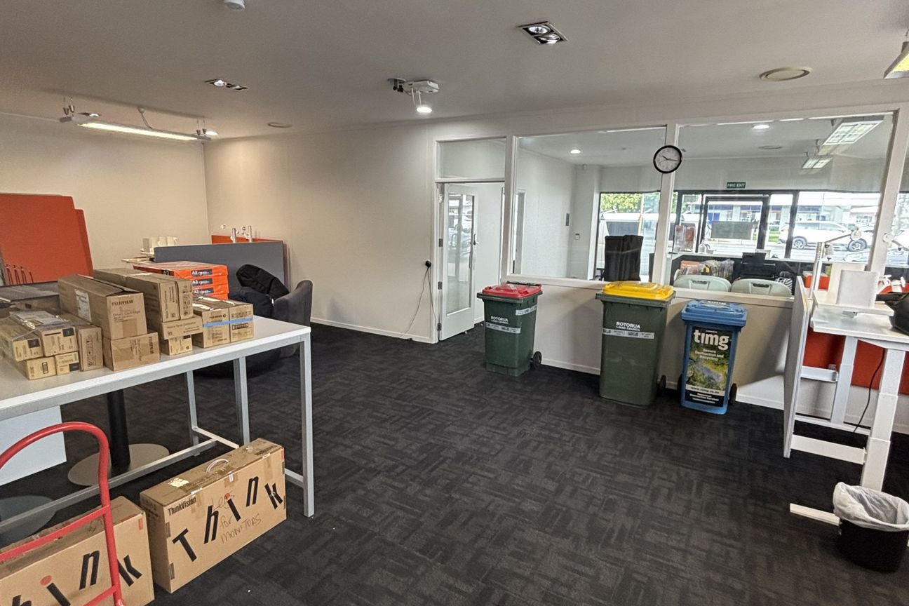 Main road retail/office opportunity – další