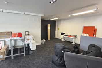 Main road retail/office opportunity