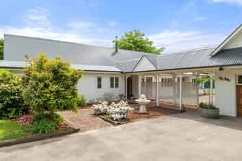 764 Courtenay Road, Charing Cross