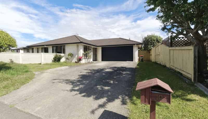 10 Parkside Drive, Huntington