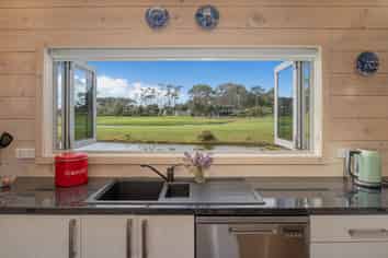 107 Benjamin Place, Matarangi