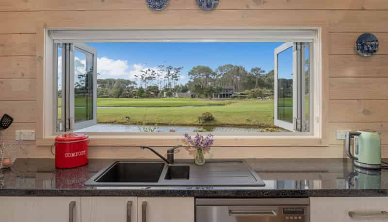 107 Benjamin Place, Matarangi