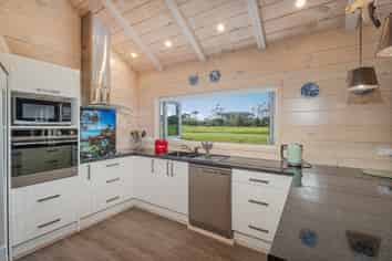 107 Benjamin Place, Matarangi