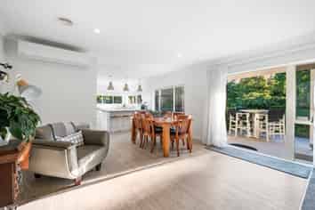 6 Saville Place, Pyes Pa