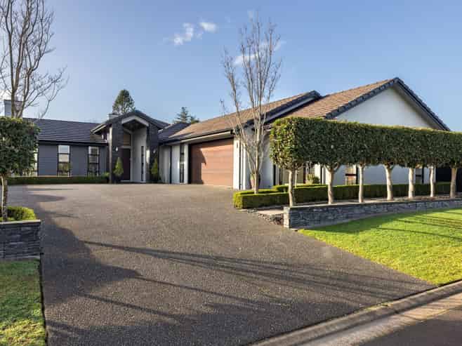 19 Tall Oaks Way, Bethlehem