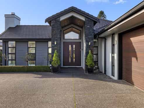 19 Tall Oaks Way, Bethlehem