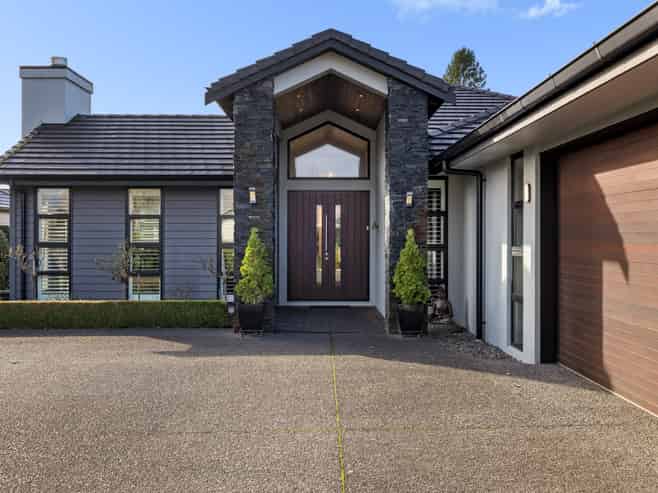 19 Tall Oaks Way, Bethlehem