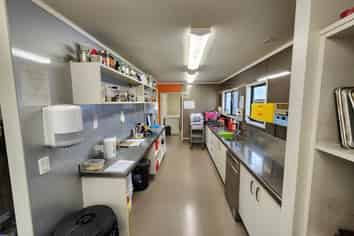 LARGE COMMERCIAL KITCHEN
