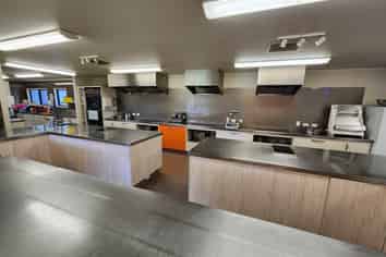 LARGE COMMERCIAL KITCHEN
