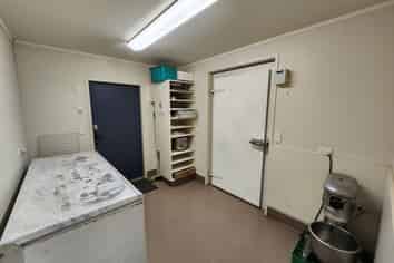 LARGE COMMERCIAL KITCHEN
