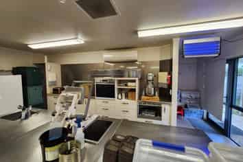 LARGE COMMERCIAL KITCHEN
