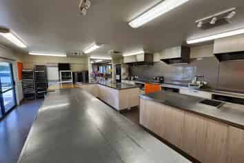 LARGE COMMERCIAL KITCHEN
