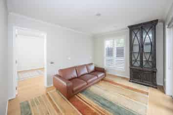 1086 River Road, Queenwood