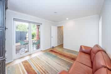 1086 River Road, Queenwood