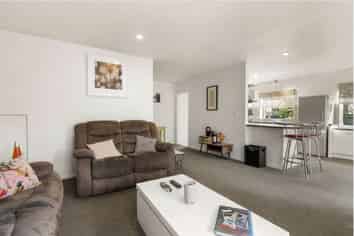 2/51 Fields Parade, Oteha