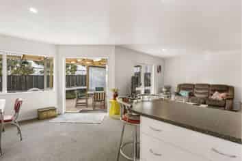 2/51 Fields Parade, Oteha