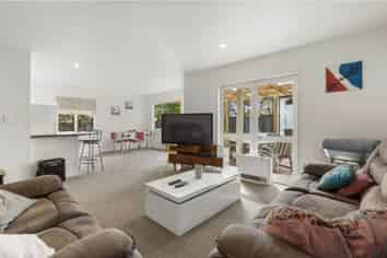 2/51 Fields Parade, Oteha