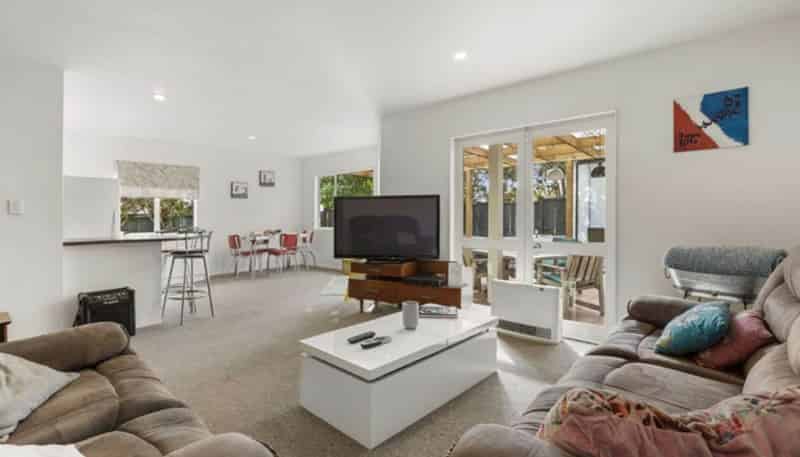 2/51 Fields Parade, Oteha