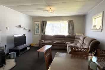  48 Oxford Street, Taylorville