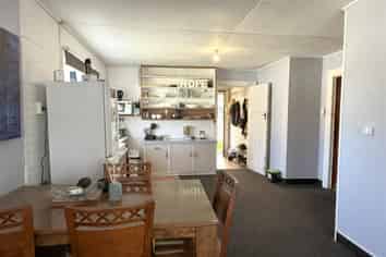  48 Oxford Street, Taylorville