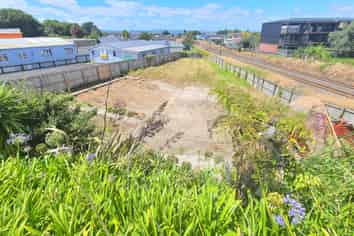 845M² CLEARED DEVELOPMENT SITE/YARD
