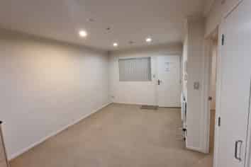 D404/176  Broadway, Newmarket