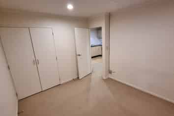 D404/176  Broadway, Newmarket
