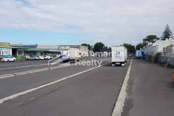 For Lease – 5,763M² Secure Yard With Offices