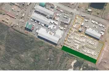 EXTENSIVE METALED YARD APPROXIMATELY 19,000M²
