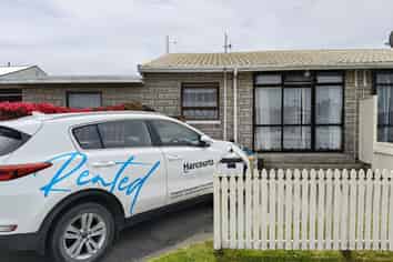 2B Dinniss Avenue, Regent
