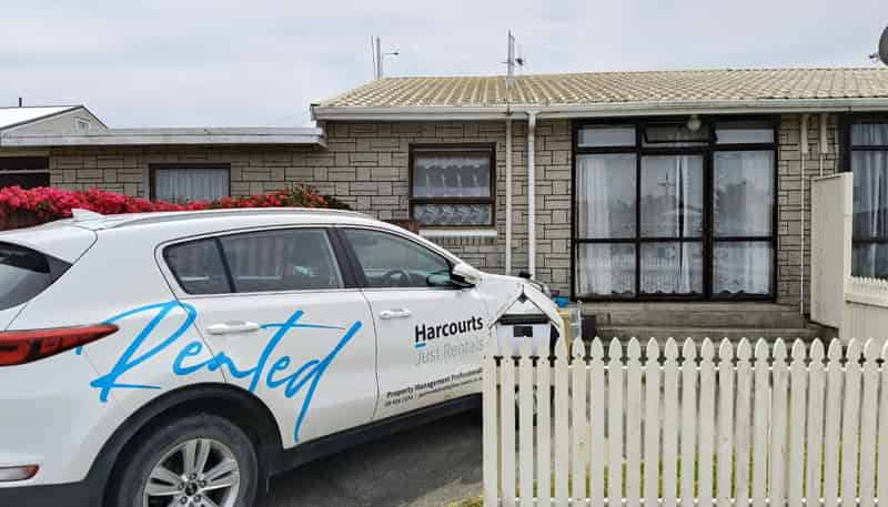 2B Dinniss Avenue, Regent