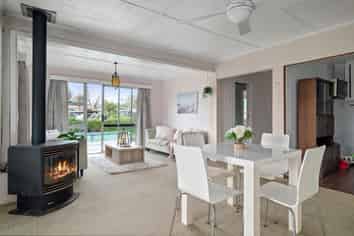 2 Holden Avenue, Holdens Bay