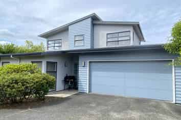 82 Oakway Drive, Albany