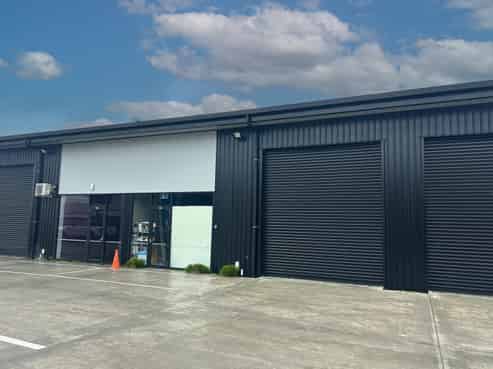 Warehouse in Drive-Around Complex