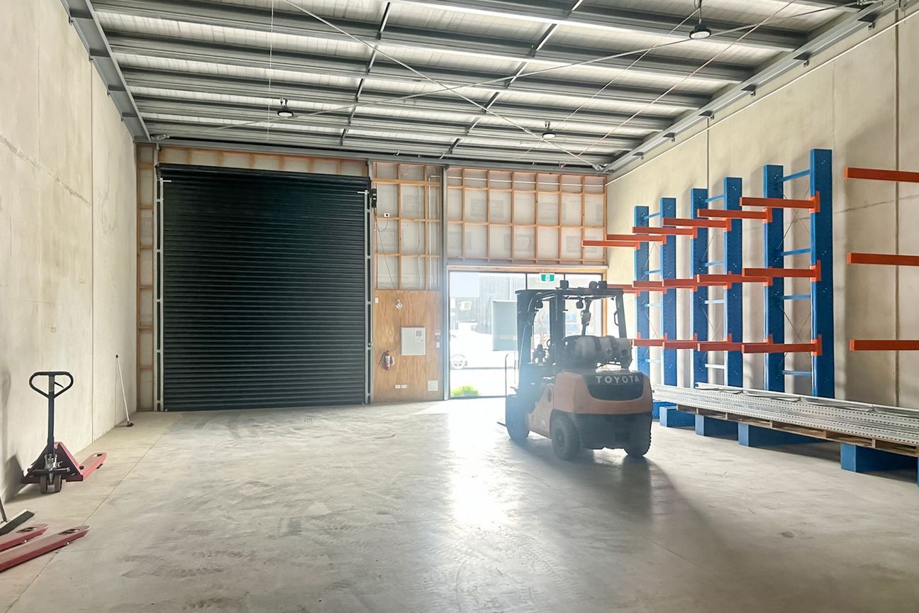Warehouse in Drive-Around Complex - Vista 5