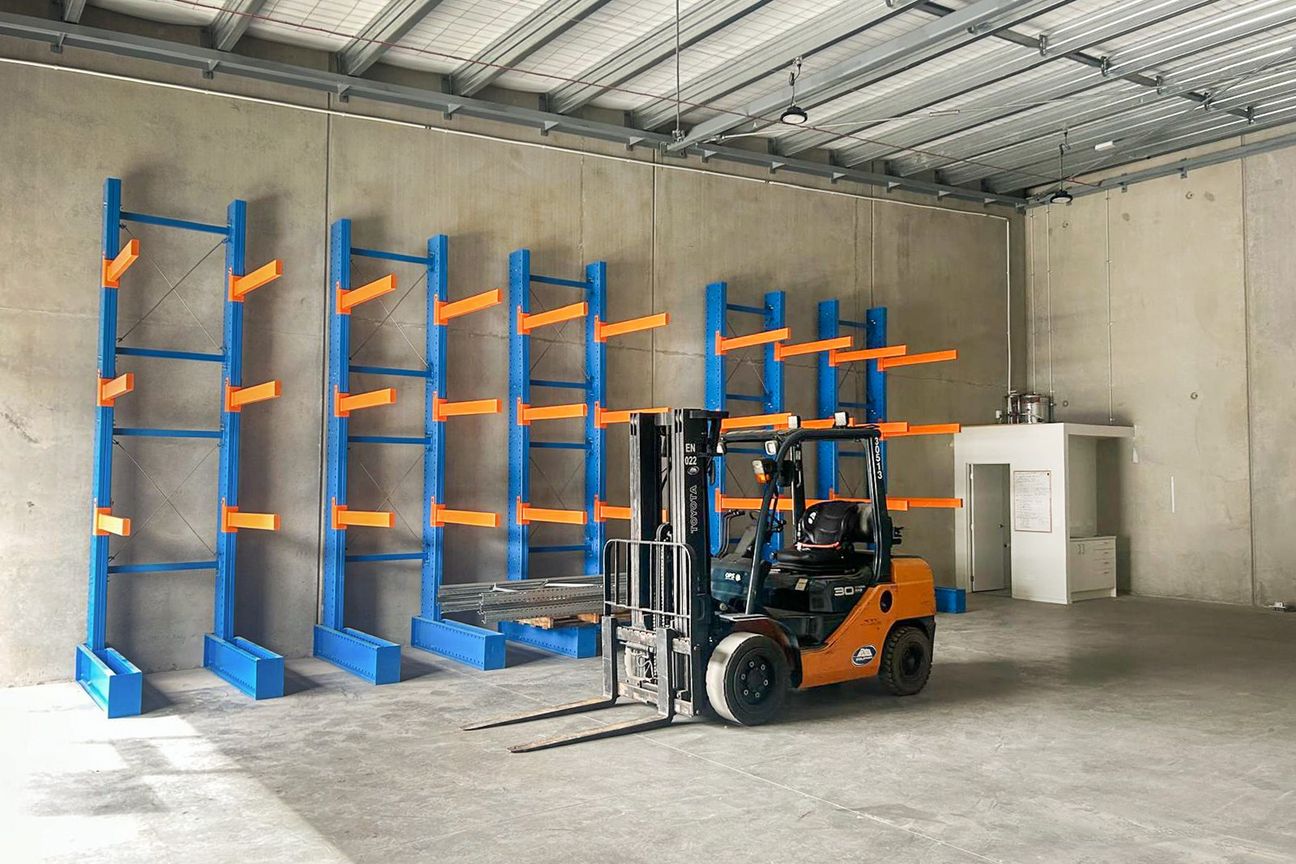 Warehouse in Drive-Around Complex - Vista 3