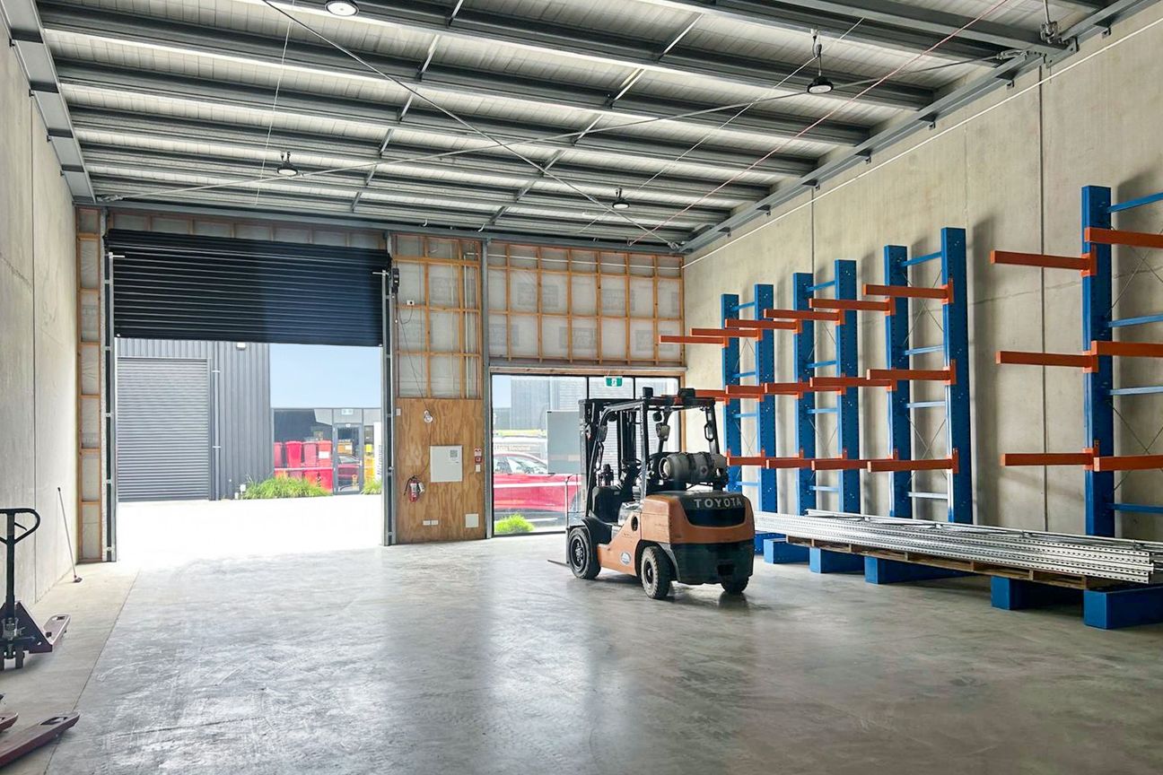 Warehouse in Drive-Around Complex - Vista 6