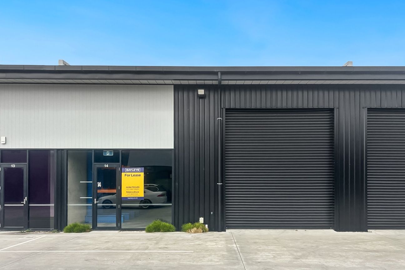 Warehouse in Drive-Around Complex - Vista 2
