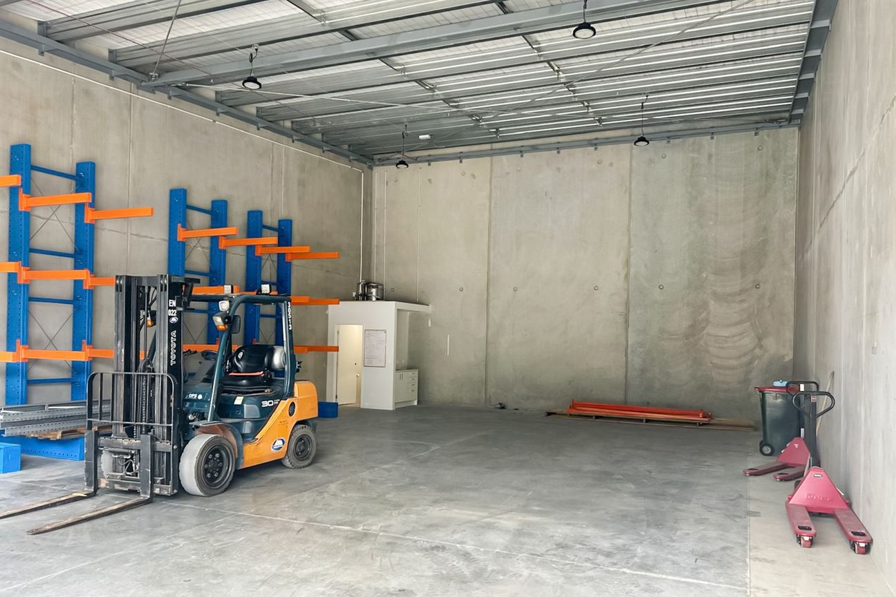 Warehouse in Drive-Around Complex - Vista 4