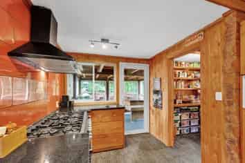 922 Pembroke Road West, Stratford