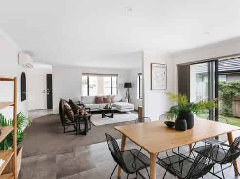 10 Fearnley Grove, Pyes Pa