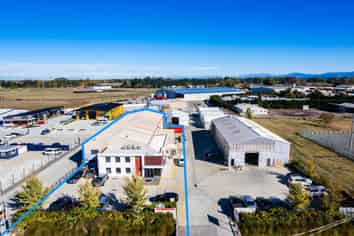High Profile on Flaxton Road! Bulk Retail 