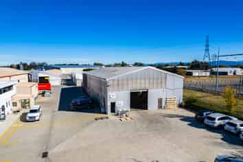 Bulk Retail/Industrial on Flaxton! 