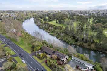 999 River Road, Queenwood