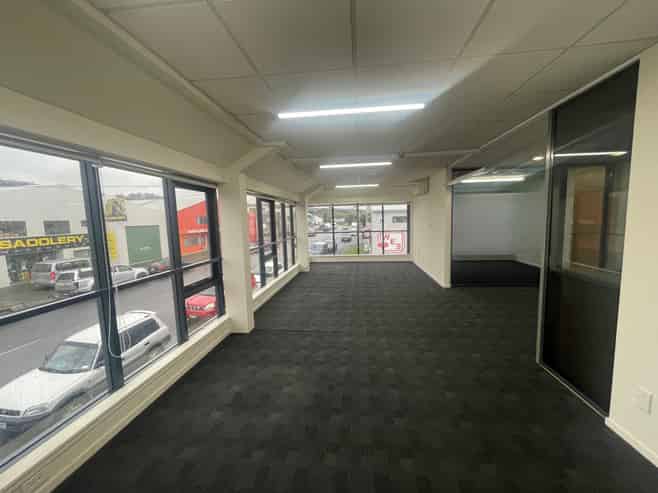Smart first-floor office with parking